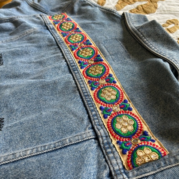 Vintage jean jacket with added embroidery - Picture 7 of 9